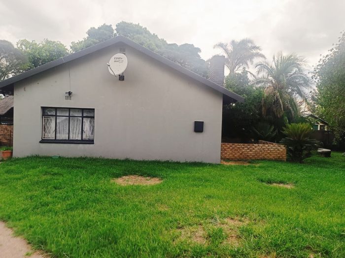 For Sale: House in Witbank Ext 8 with 3 bedrooms, garage, and entertainment area.