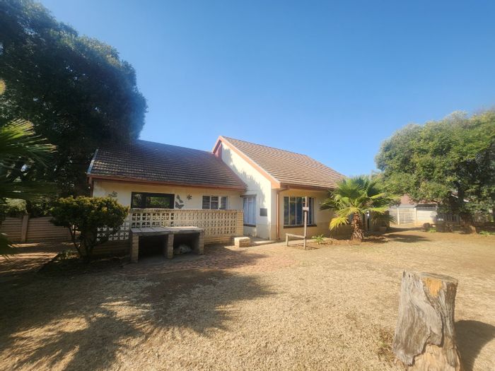 For Sale: House in Meiringspark Ext 6 with bachelor's flat and versatile living spaces.