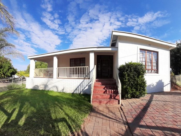 For Sale: House in Middelpos with garden, garage, air-conditioning, and canal water access.