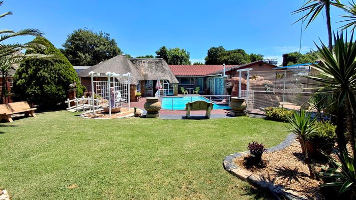 Vaalpark House For Sale: 4 Bedrooms, flatlet, pool, and spacious entertainment area.
