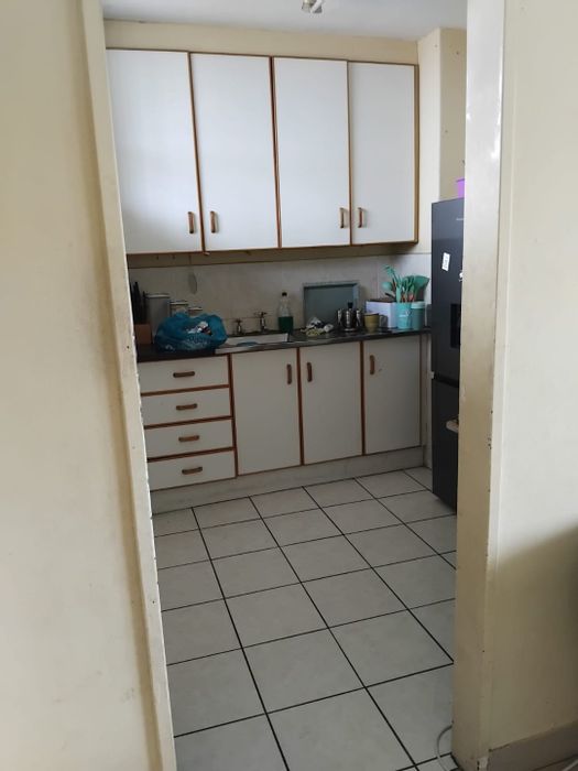 2-Bedroom Apartment To Rent in Windermere with parking, near transport and shops.