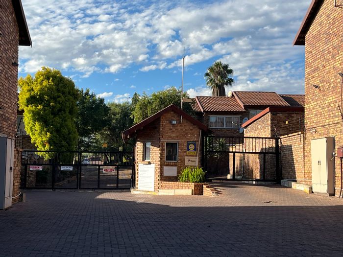 2-Bedroom Apartment To Rent in Buccleuch with security, pool, and tennis court.