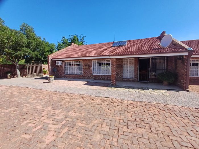 Vaal Park Townhouse For Sale: 3 Bedrooms, 4 Garages, Energy-efficient Living.
