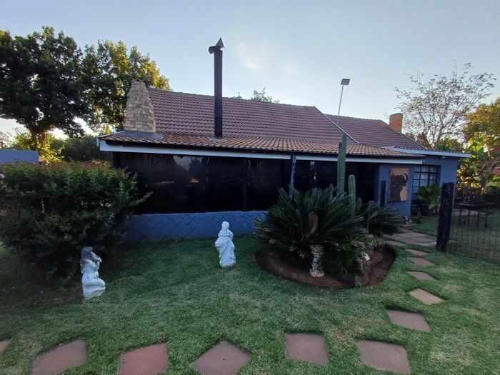 House For Sale in Stilfontein Central: 3 Bedrooms, indoor braai, large yard, secure parking.