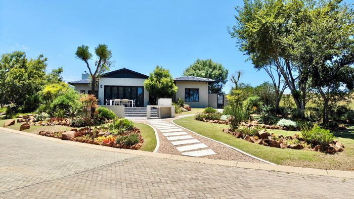 House for Sale in Vaal Marina Central: 3 beds, pool, golf estate amenities.