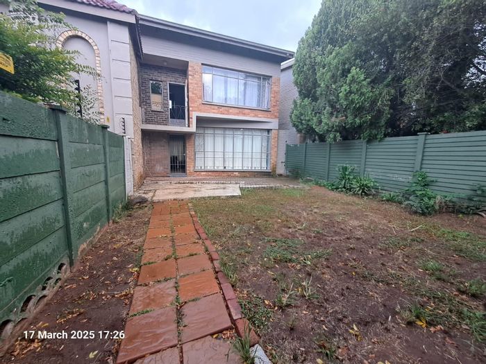 2 Bedroom Townhouse For Sale in Wilkoppies with private garden and balcony.