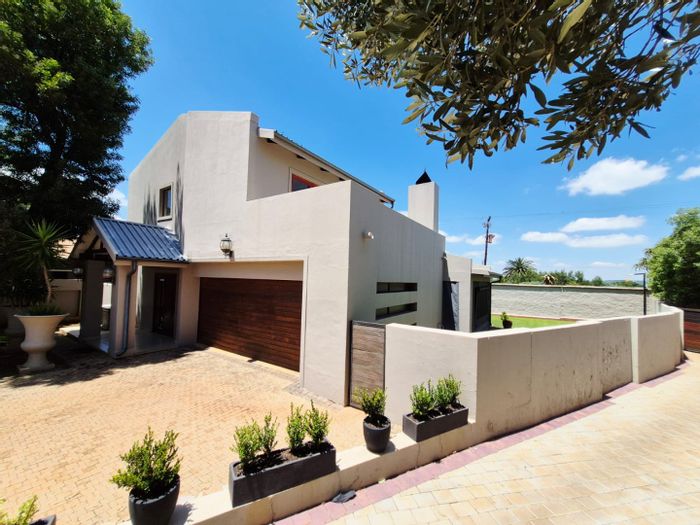 House for Sale in Olympus AH: Gated estate, 24-hour security, spacious kitchen, covered patio.