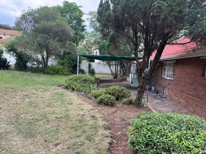 Pet-friendly house in Fourways with spacious garden and dual living areas. To Rent.