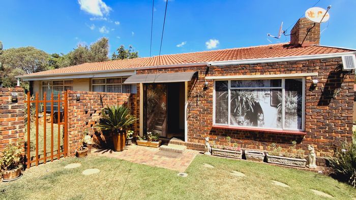 House For Sale in Sasolburg Ext 10: 3 beds, flatlet, garden, security features.