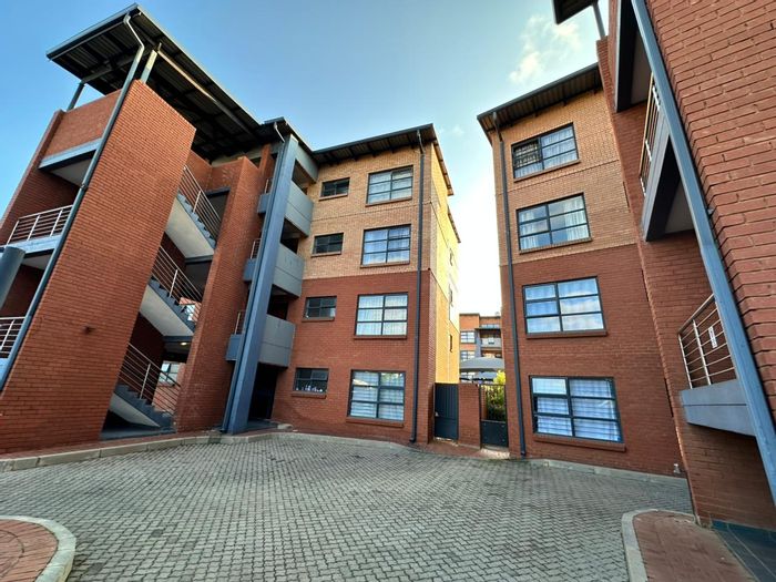 Eveleigh Apartment For Sale: 3 bedrooms, en-suite, balcony, gym, clubhouse, playground.