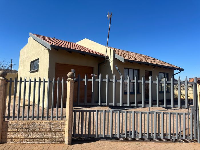 For Sale: House in Sebokeng Zone 17 with garage, open plan layout, big yard.