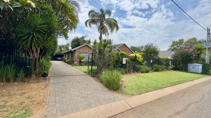 Dorandia House For Sale: 4 Bedrooms, Flatlet, Pool, Ample Parking, Income Potential.