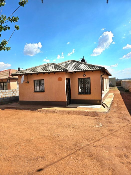 3-Bedroom House in Protea Glen For Sale with Spacious Yard and Secure Parking.