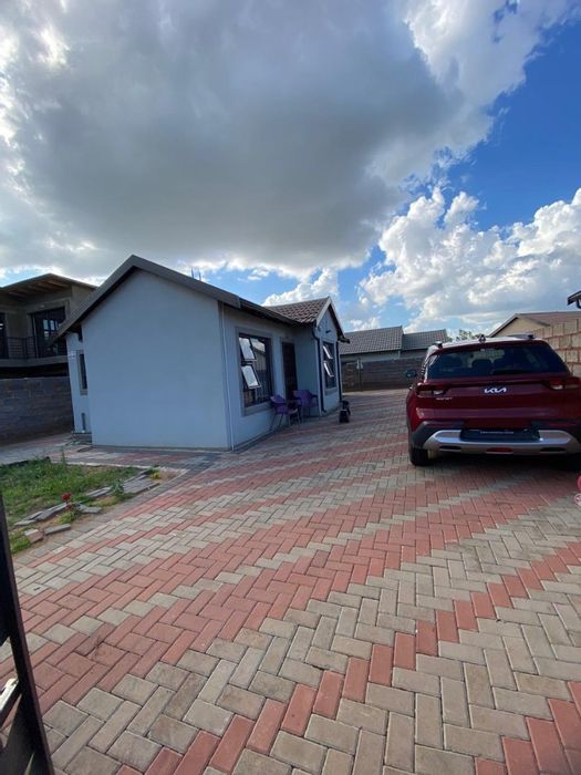2-Bedroom House For Sale in Wilfordon with spacious yard and convenient location.
