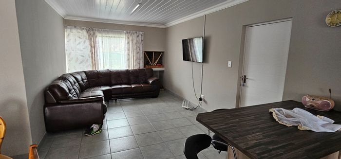 House to Rent in Albertinia Central: 3 Bedrooms, 2 Bathrooms, Garage, Garden.