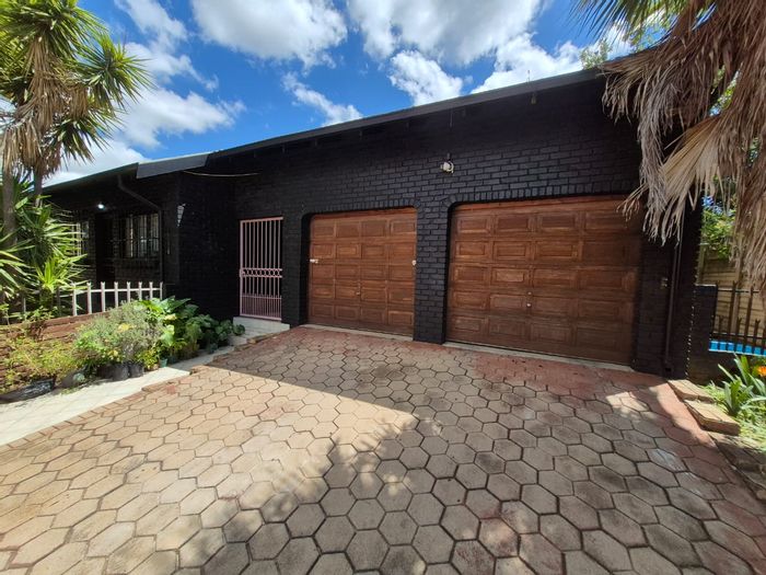 For Sale: House in The Reeds with 3 beds, double garage, and garden.