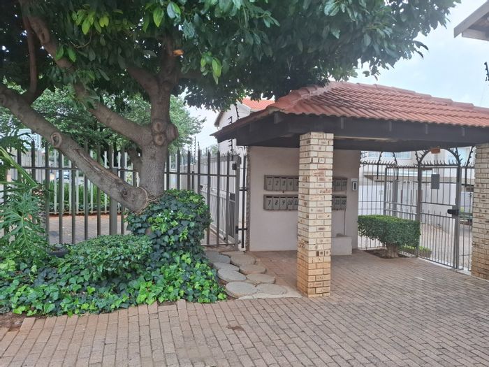 Eastleigh Townhouse For Sale: 2 beds, 2 baths, private garden, secure complex.