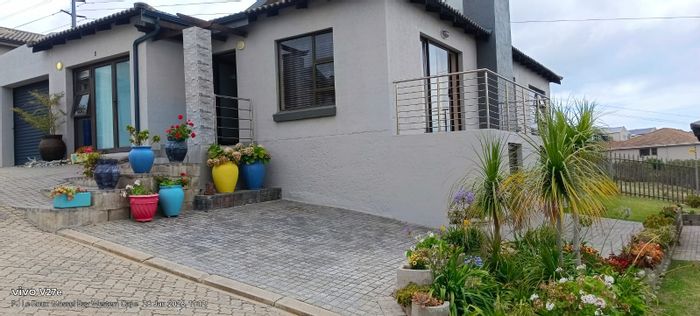 House For Sale in Seemeeu Park: 4 bedrooms, ocean views, secure complex, low-maintenance.