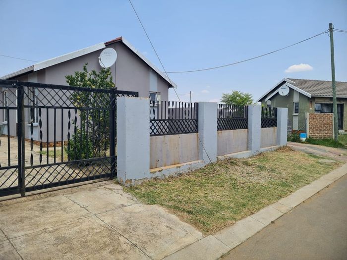 For Sale: House in Savanna City with 2 bedrooms, 1 bathroom, and spacious land.