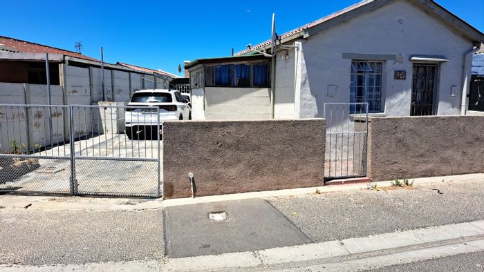 For Sale: 2-bedroom house in New Woodlands with secure parking and versatile backyard.