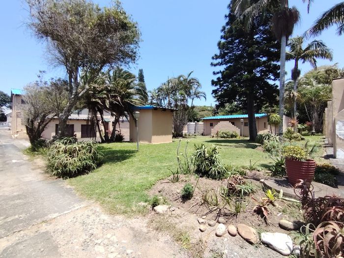 Townhouse in Black Rock For Sale: 3 bedrooms, courtyard, steps to beach and shops.