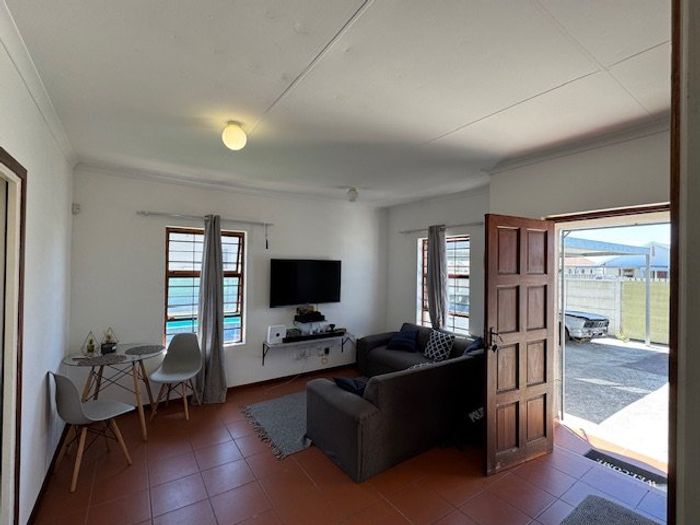 2-Bedroom House in Parsonsvlei For Sale, secure complex, close to amenities.