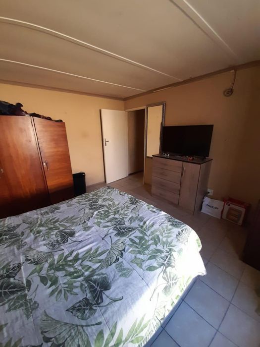 Portlands House For Sale: 3 Bedrooms, secure parking, fitted kitchen, family bathroom.