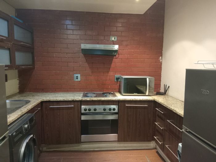 Braamfontein Apartment To Rent: 1 bedroom, communal kitchen, 24-hour security, close to amenities.