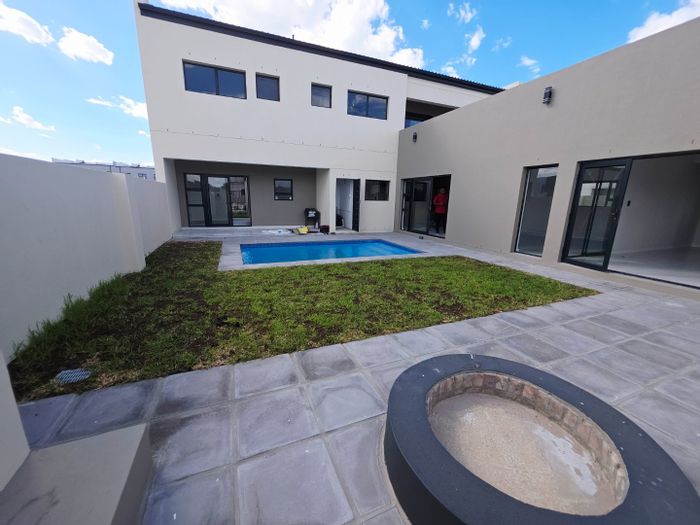 For Sale: House in Sandown with 4 beds, pool, study, and double garage.