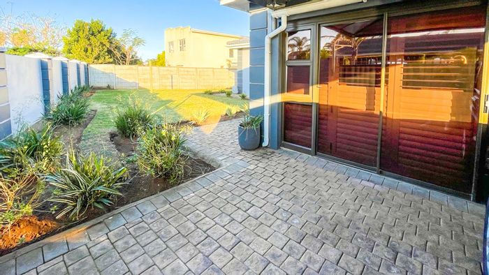 Gonubie House For Sale: Spacious kitchen, entertainment lounge, pool potential, secure garden.