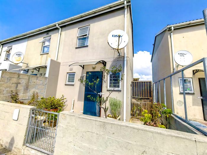 Pelican Park House For Sale: 2 Bedrooms, spacious backyard, side entrance, convenient location.