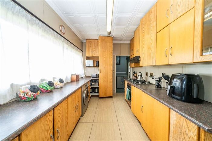 For Sale: Spacious 5-bedroom house in Kenleaf with pool and staff quarters.