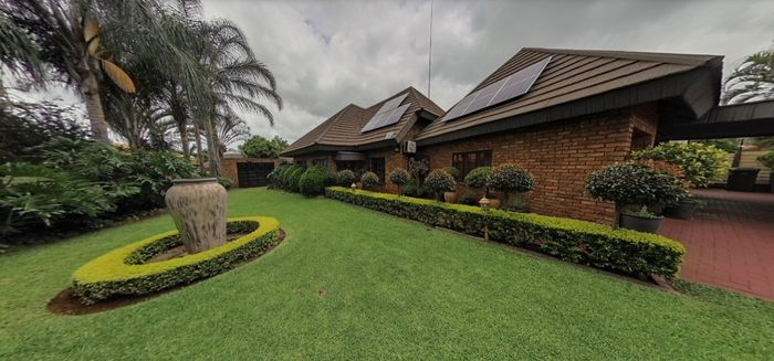 Montana Park House For Sale: 5 beds, pool, flatlet, solar system, 4 garages.