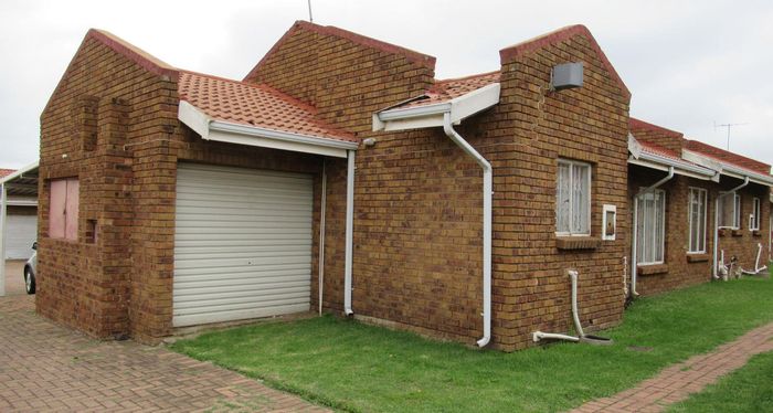 2 Bedroom Townhouse For Sale in Norkem Park with garden and secure parking.