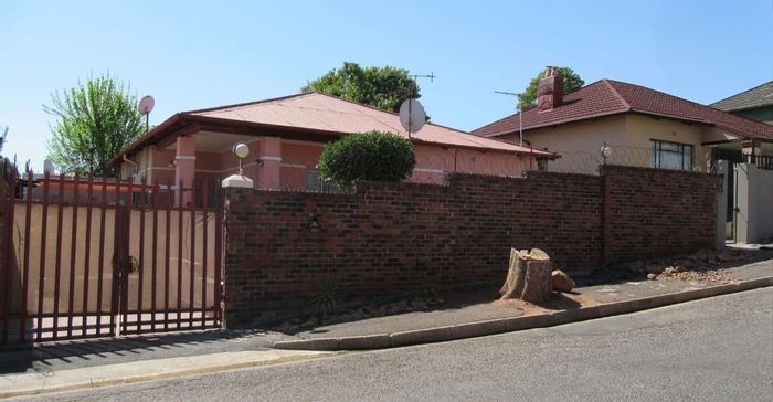 For Sale: 3-bedroom house in Malvern East with secure parking and privacy.