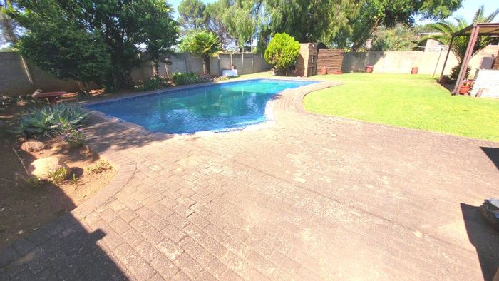 For Sale: House in Vanderbijlpark SW 2 with pool, double garage, and storage.