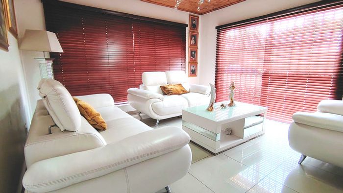 For Sale: House in Vanderbijlpark Se 3 with pool, study, and security features.