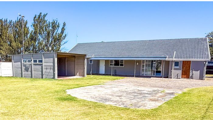 Gonubie North House For Sale: Spacious 3-bed home with entertainment area, near SuperSpar.