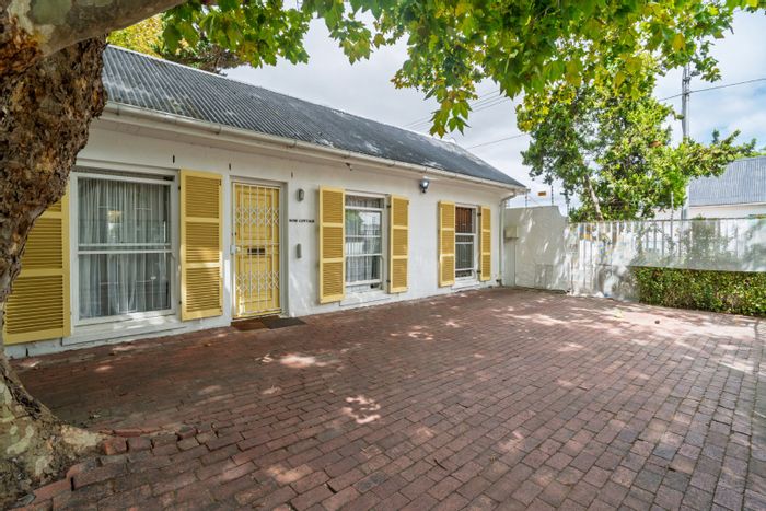 Wynberg Upper House For Sale: 3 Bedrooms, Off-Street Parking, Secure Living.