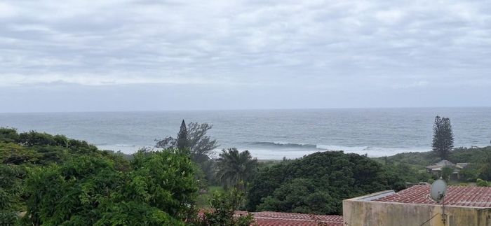 Pumula House For Sale: Sea views, spacious layout, double garage, and renovation potential.