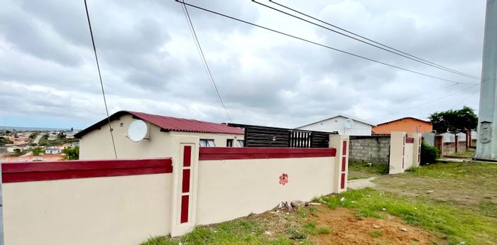 For Sale: House in Mdantsane Nu 13 with secure yard, two bedrooms, and potential.