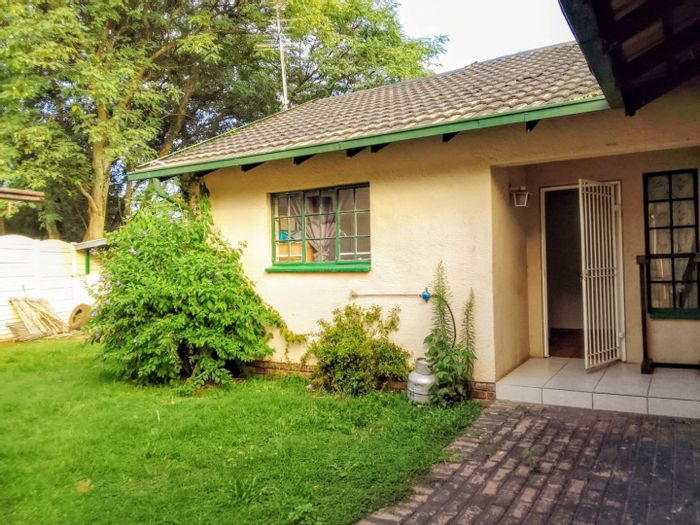 Rynfield House To Rent: Spacious yard, gas stove, en-suite, pet-friendly.