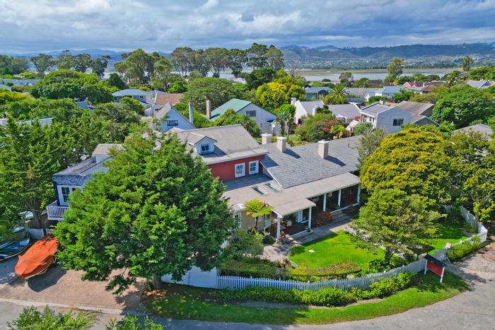 Leisure Isle House For Sale: Family home with guest lodge, pool, and BBQ area.