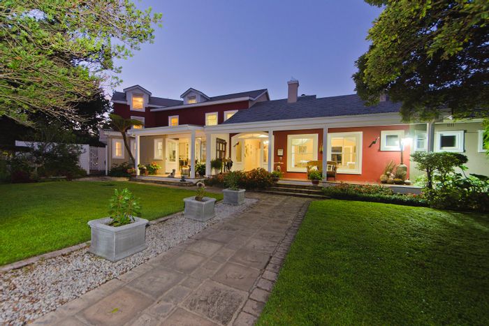 Leisure Isle House For Sale: Family home with guest lodge, pool, and BBQ area.