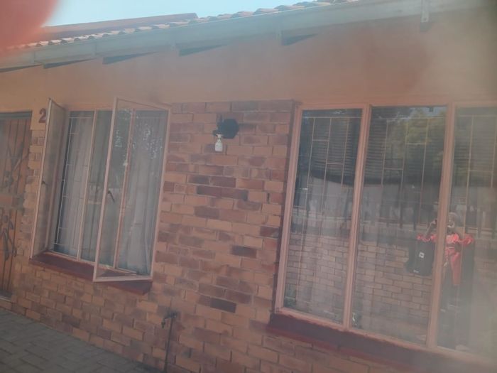 Navalsig Townhouse For Sale: 2 bedrooms, pet-friendly garden, secure parking, close to amenities.