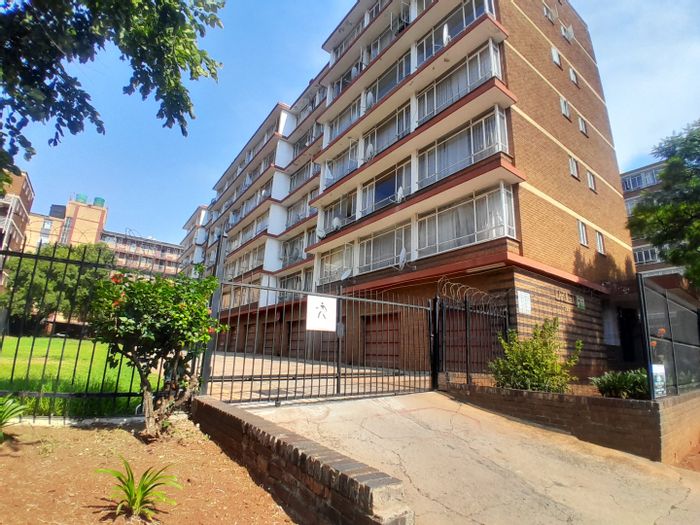 For Sale: Muckleneuk Apartment with 3 Bedrooms, Garage, City Views, and Lift Access.