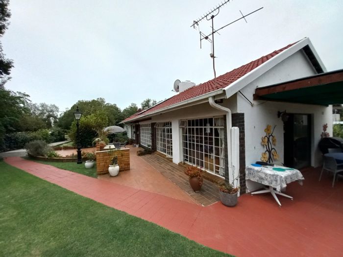 Eastleigh Ridge House For Sale: Tennis court, pool, spacious gardens, and secure parking.