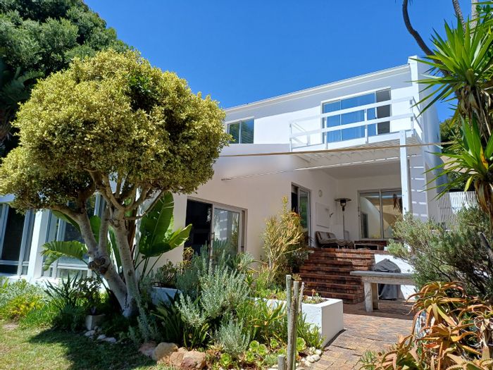 House for Sale in Marina Da Gama: Waterfront living with jacuzzi, study, and garage.