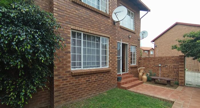 Ground level apartment in The Reeds, Centurion – For Sale with secure access.