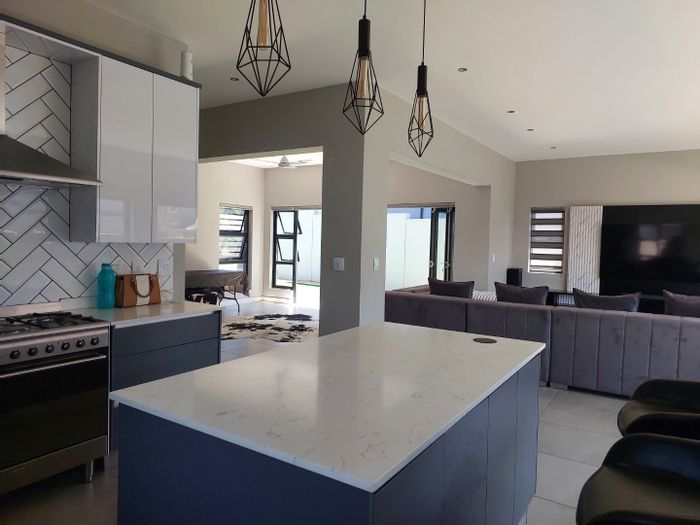 House to Rent in Olivedale: 3 Bedrooms, garden, jacuzzi, and estate amenities.